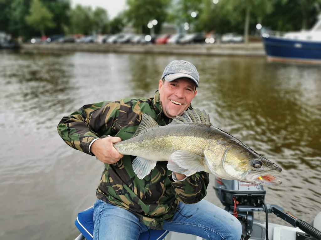 Staphan Oberheim mit gefangenem Zander
