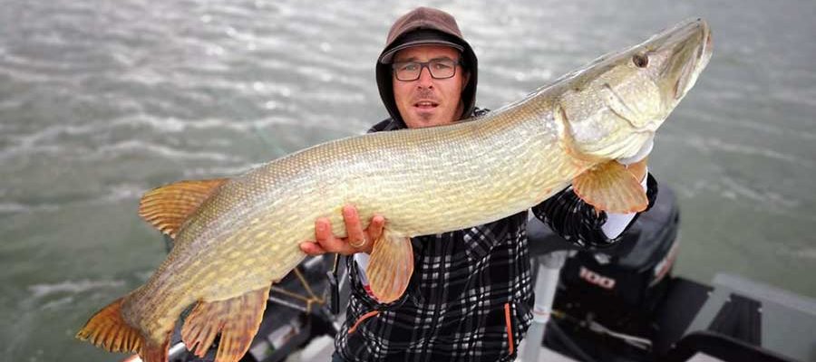 1,21m großen Räuber an Bord seines Crestliner Fish Hawk